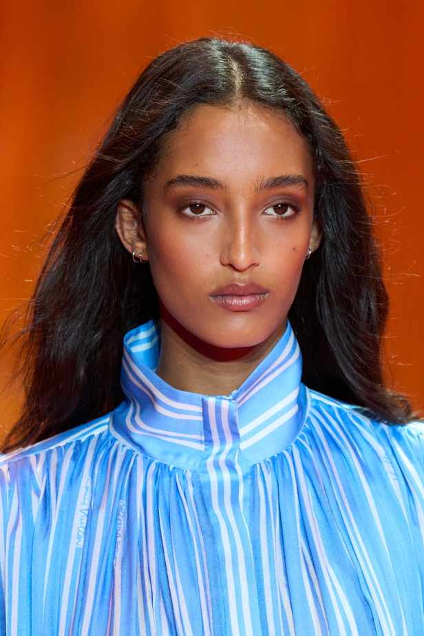 مجموعة Louis Vuitton لربيع وصيف 2024 تضيف الفخامة والتألق على عروض باريس