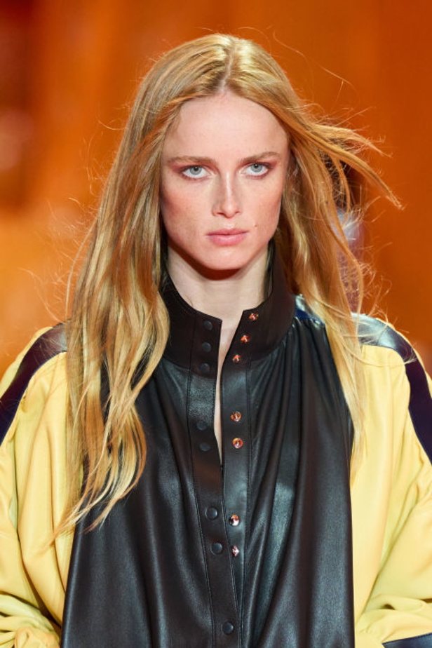 مجموعة Louis Vuitton لربيع وصيف 2024 تضيف الفخامة والتألق على عروض باريس