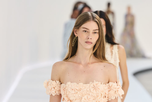 Zimmermann تطلق مجموعتها لربيع وصيف 2024 في باريس… ألوان الباستيل تصدرت المشهد