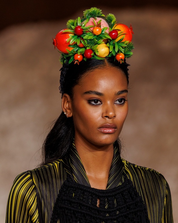 في أسبوع الرياض للموضة أشعلت علامة Kaf By Kaf شرارة الإبداع وأدخلت الاتجاه المفاهيمي للتقويم الأنيق