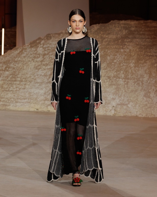 في أسبوع الرياض للموضة أشعلت علامة Kaf By Kaf شرارة الإبداع وأدخلت الاتجاه المفاهيمي للتقويم الأنيق