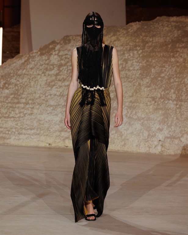 في أسبوع الرياض للموضة أشعلت علامة Kaf By Kaf شرارة الإبداع وأدخلت الاتجاه المفاهيمي للتقويم الأنيق