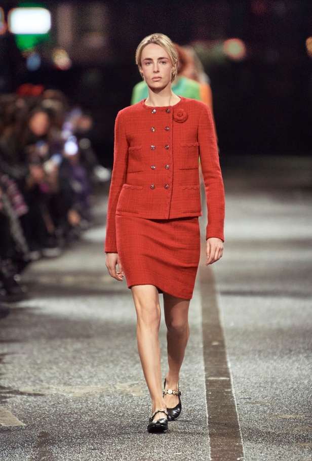 في مانشستر البريطانية.. تلتقي حرفة شانيل بعمق ثقافة المدينة الصناعي والموسيقي والرياضي CHANEL 2023/24 Métiers d'art collection