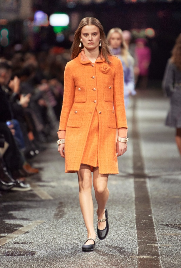 في مانشستر البريطانية.. تلتقي حرفة شانيل بعمق ثقافة المدينة الصناعي والموسيقي والرياضي CHANEL 2023/24 Métiers d'art collection