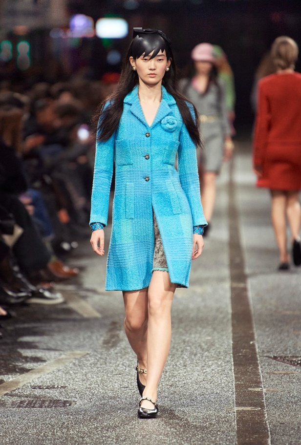 في مانشستر البريطانية.. تلتقي حرفة شانيل بعمق ثقافة المدينة الصناعي والموسيقي والرياضي CHANEL 2023/24 Métiers d'art collection