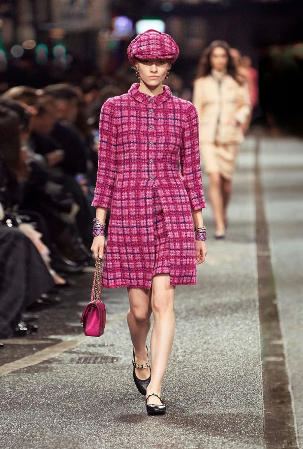 في مانشستر البريطانية.. تلتقي حرفة شانيل بعمق ثقافة المدينة الصناعي والموسيقي والرياضي CHANEL 2023/24 Métiers d'art collection