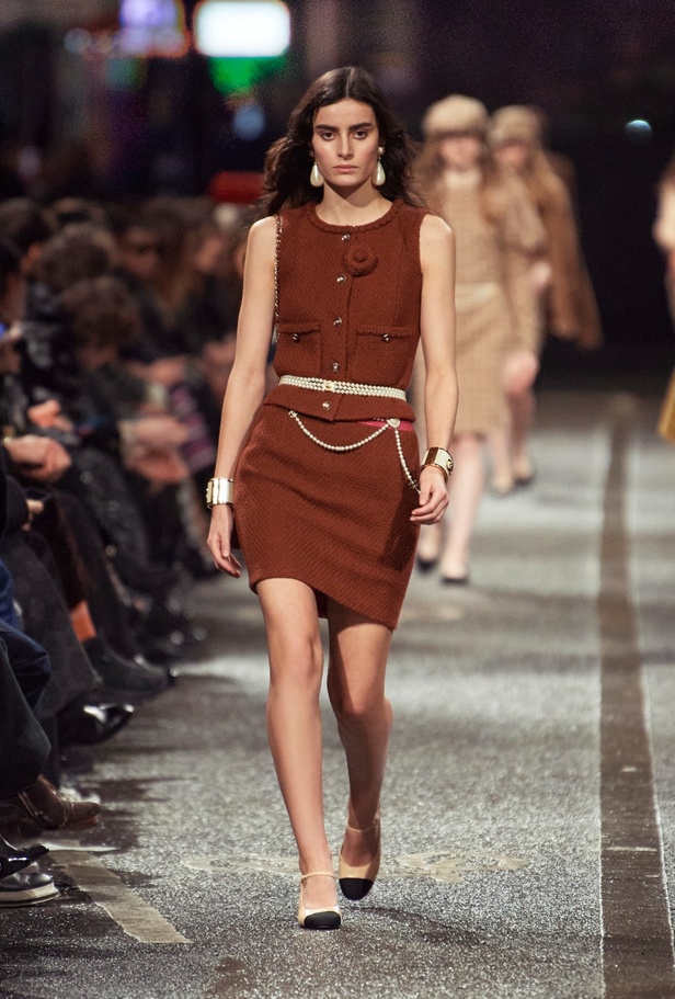 في مانشستر البريطانية.. تلتقي حرفة شانيل بعمق ثقافة المدينة الصناعي والموسيقي والرياضي CHANEL 2023/24 Métiers d'art collection