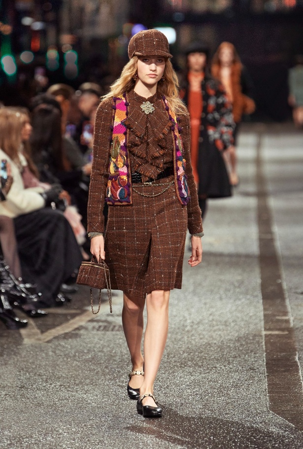 في مانشستر البريطانية.. تلتقي حرفة شانيل بعمق ثقافة المدينة الصناعي والموسيقي والرياضي CHANEL 2023/24 Métiers d'art collection