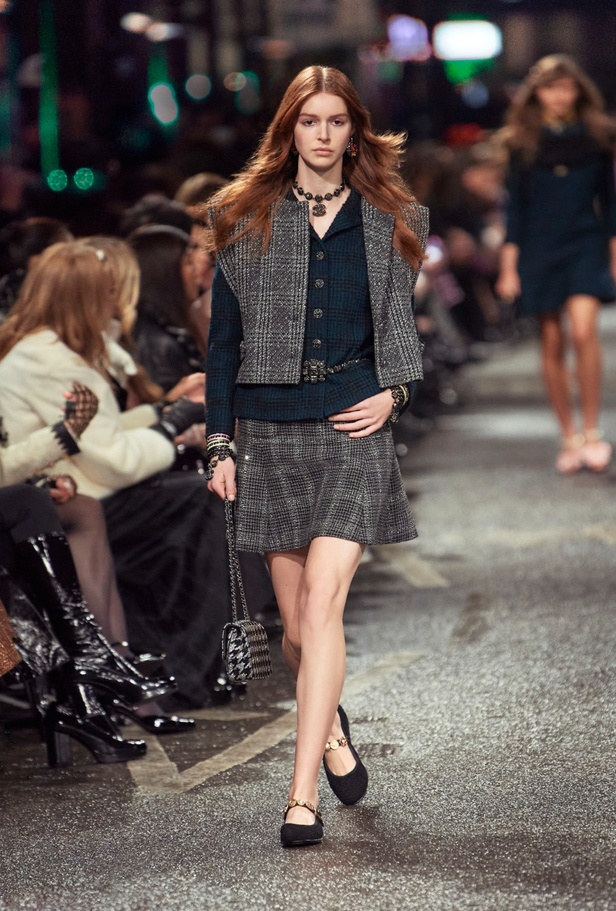 في مانشستر البريطانية.. تلتقي حرفة شانيل بعمق ثقافة المدينة الصناعي والموسيقي والرياضي CHANEL 2023/24 Métiers d'art collection