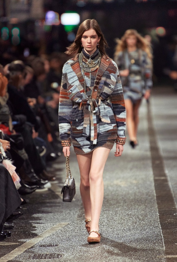 في مانشستر البريطانية.. تلتقي حرفة شانيل بعمق ثقافة المدينة الصناعي والموسيقي والرياضي CHANEL 2023/24 Métiers d'art collection