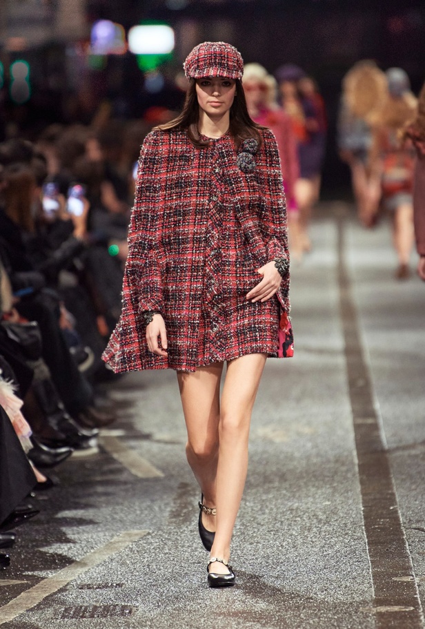 في مانشستر البريطانية.. تلتقي حرفة شانيل بعمق ثقافة المدينة الصناعي والموسيقي والرياضي CHANEL 2023/24 Métiers d'art collection