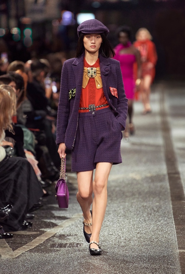 في مانشستر البريطانية.. تلتقي حرفة شانيل بعمق ثقافة المدينة الصناعي والموسيقي والرياضي CHANEL 2023/24 Métiers d'art collection