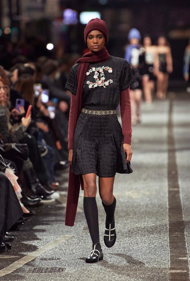 في مانشستر البريطانية.. تلتقي حرفة شانيل بعمق ثقافة المدينة الصناعي والموسيقي والرياضي CHANEL 2023/24 Métiers d'art collection