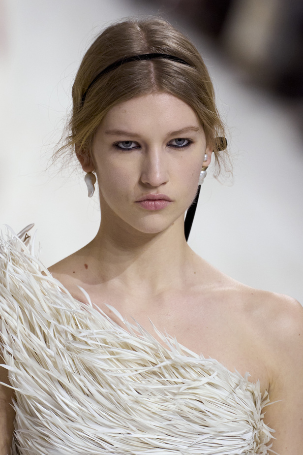 إطلالات جمالية من مجموعة كريستيان ديور للهوت كوتور لموسم ربيع وصيف 2024