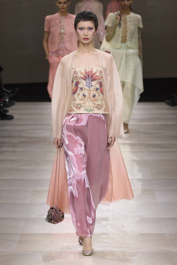 Armani Privè ربيع وصيف 2024 للأزياء الراقية... يتلاعب المصمم الأسطوري بالـكوتور ليوسع معانيه ويكسر دائرة إلهامه لِيخاطب امرأة العالم من الغرب الى الشرق