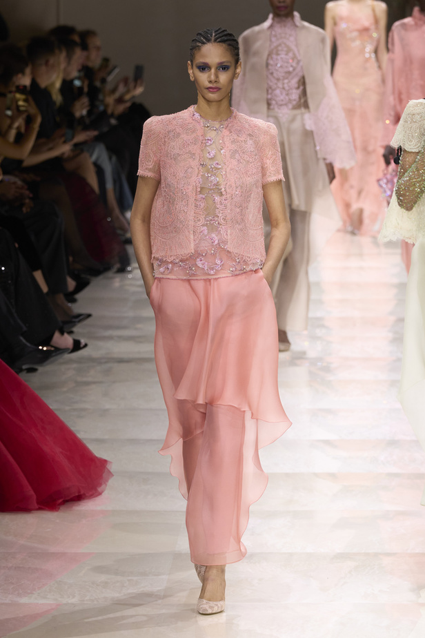 Armani Privè ربيع وصيف 2024 للأزياء الراقية... يتلاعب المصمم الأسطوري بالـكوتور ليوسع معانيه ويكسر دائرة إلهامه لِيخاطب امرأة العالم من الغرب الى الشرق