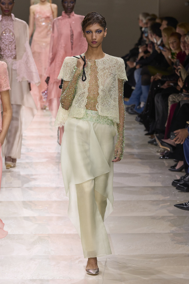 Armani Privè ربيع وصيف 2024 للأزياء الراقية... يتلاعب المصمم الأسطوري بالـكوتور ليوسع معانيه ويكسر دائرة إلهامه لِيخاطب امرأة العالم من الغرب الى الشرق