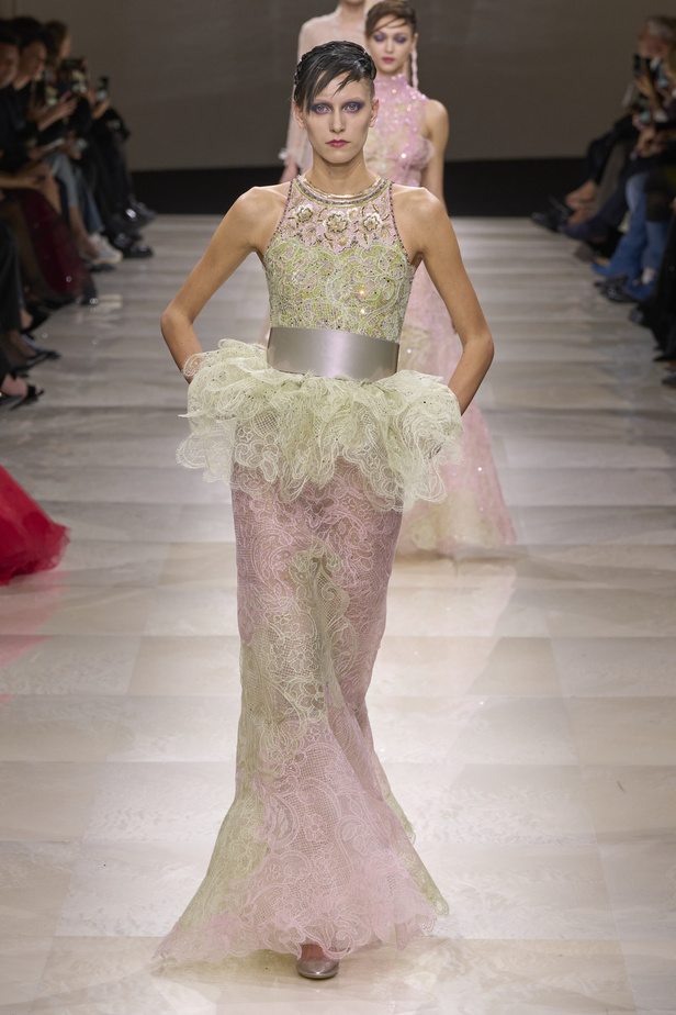 Armani Privè ربيع وصيف 2024 للأزياء الراقية... يتلاعب المصمم الأسطوري بالـكوتور ليوسع معانيه ويكسر دائرة إلهامه لِيخاطب امرأة العالم من الغرب الى الشرق