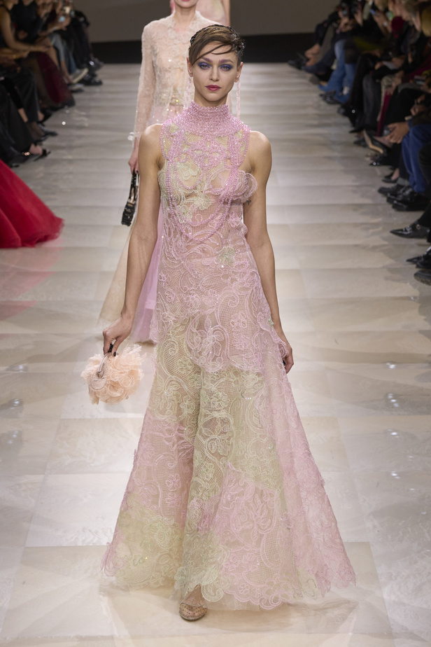 Armani Privè ربيع وصيف 2024 للأزياء الراقية... يتلاعب المصمم الأسطوري بالـكوتور ليوسع معانيه ويكسر دائرة إلهامه لِيخاطب امرأة العالم من الغرب الى الشرق