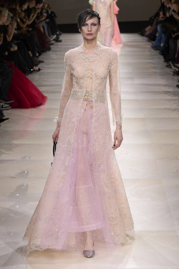 Armani Privè ربيع وصيف 2024 للأزياء الراقية... يتلاعب المصمم الأسطوري بالـكوتور ليوسع معانيه ويكسر دائرة إلهامه لِيخاطب امرأة العالم من الغرب الى الشرق