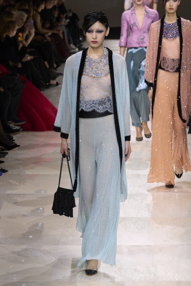 Armani Privè ربيع وصيف 2024 للأزياء الراقية... يتلاعب المصمم الأسطوري بالـكوتور ليوسع معانيه ويكسر دائرة إلهامه لِيخاطب امرأة العالم من الغرب الى الشرق