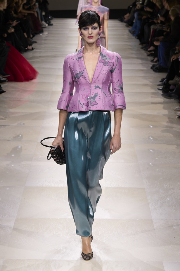 Armani Privè ربيع وصيف 2024 للأزياء الراقية... يتلاعب المصمم الأسطوري بالـكوتور ليوسع معانيه ويكسر دائرة إلهامه لِيخاطب امرأة العالم من الغرب الى الشرق