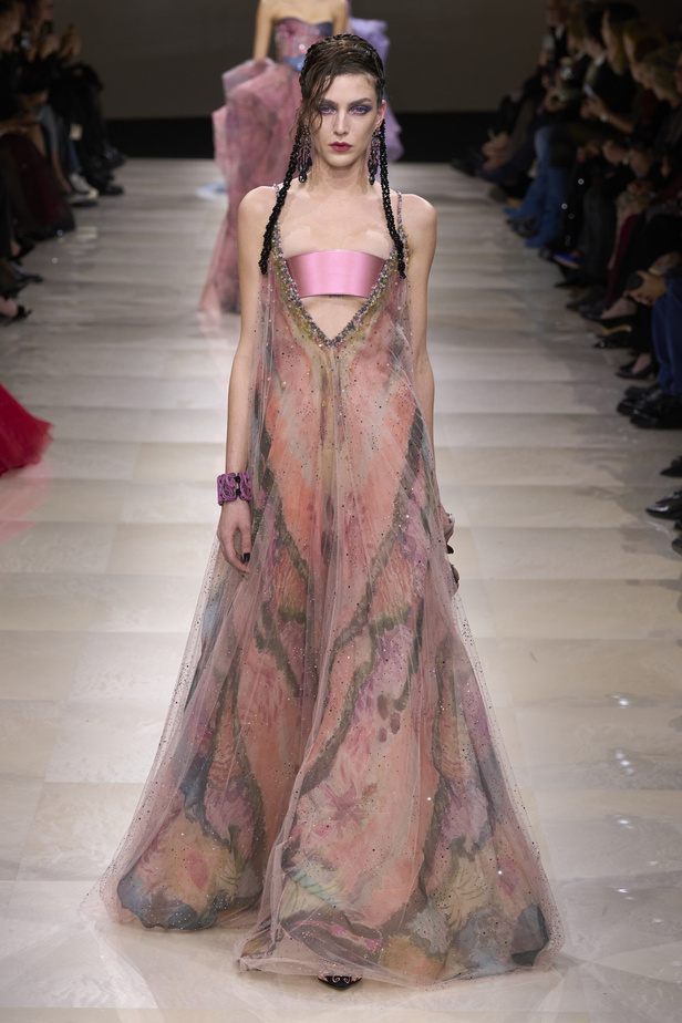 Armani Privè ربيع وصيف 2024 للأزياء الراقية... يتلاعب المصمم الأسطوري بالـكوتور ليوسع معانيه ويكسر دائرة إلهامه لِيخاطب امرأة العالم من الغرب الى الشرق