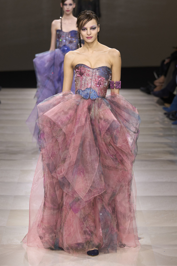 Armani Privè ربيع وصيف 2024 للأزياء الراقية... يتلاعب المصمم الأسطوري بالـكوتور ليوسع معانيه ويكسر دائرة إلهامه لِيخاطب امرأة العالم من الغرب الى الشرق