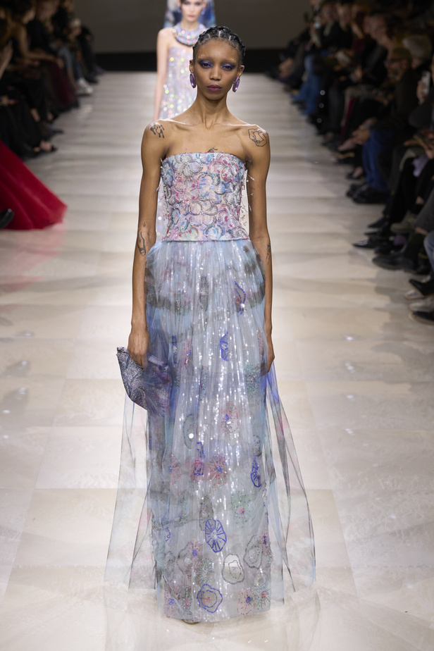 Armani Privè ربيع وصيف 2024 للأزياء الراقية... يتلاعب المصمم الأسطوري بالـكوتور ليوسع معانيه ويكسر دائرة إلهامه لِيخاطب امرأة العالم من الغرب الى الشرق