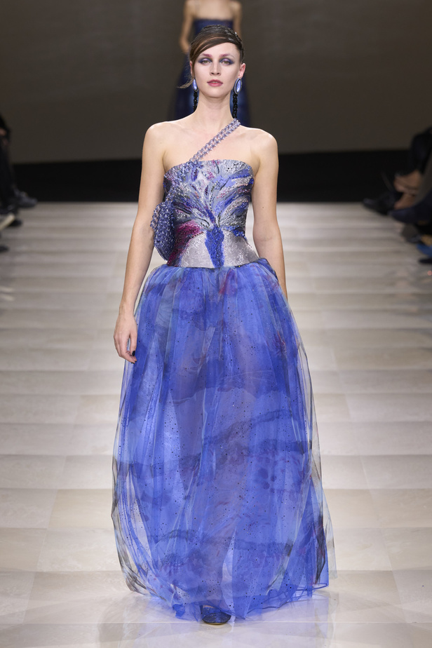 Armani Privè ربيع وصيف 2024 للأزياء الراقية... يتلاعب المصمم الأسطوري بالـكوتور ليوسع معانيه ويكسر دائرة إلهامه لِيخاطب امرأة العالم من الغرب الى الشرق