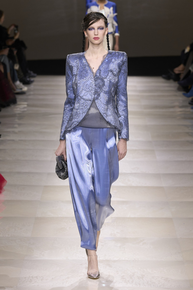 Armani Privè ربيع وصيف 2024 للأزياء الراقية... يتلاعب المصمم الأسطوري بالـكوتور ليوسع معانيه ويكسر دائرة إلهامه لِيخاطب امرأة العالم من الغرب الى الشرق