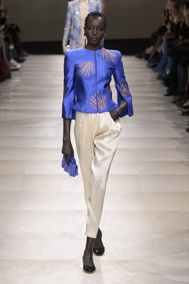 Armani Privè ربيع وصيف 2024 للأزياء الراقية... يتلاعب المصمم الأسطوري بالـكوتور ليوسع معانيه ويكسر دائرة إلهامه لِيخاطب امرأة العالم من الغرب الى الشرق