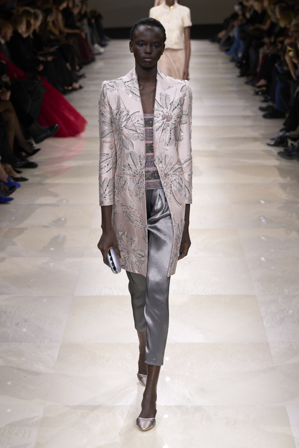 Armani Privè ربيع وصيف 2024 للأزياء الراقية... يتلاعب المصمم الأسطوري بالـكوتور ليوسع معانيه ويكسر دائرة إلهامه لِيخاطب امرأة العالم من الغرب الى الشرق