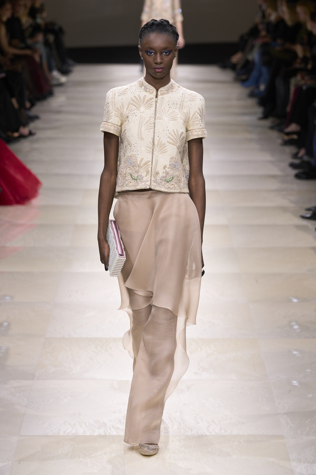 Armani Privè ربيع وصيف 2024 للأزياء الراقية... يتلاعب المصمم الأسطوري بالـكوتور ليوسع معانيه ويكسر دائرة إلهامه لِيخاطب امرأة العالم من الغرب الى الشرق