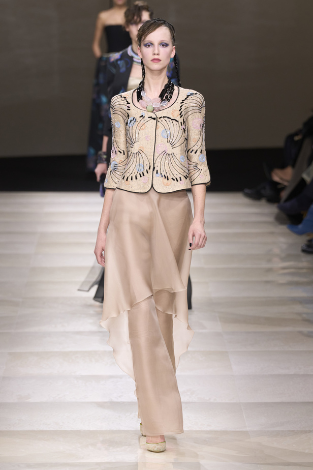 Armani Privè ربيع وصيف 2024 للأزياء الراقية... يتلاعب المصمم الأسطوري بالـكوتور ليوسع معانيه ويكسر دائرة إلهامه لِيخاطب امرأة العالم من الغرب الى الشرق