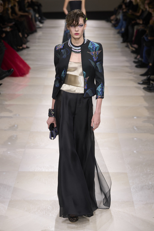 Armani Privè ربيع وصيف 2024 للأزياء الراقية... يتلاعب المصمم الأسطوري بالـكوتور ليوسع معانيه ويكسر دائرة إلهامه لِيخاطب امرأة العالم من الغرب الى الشرق