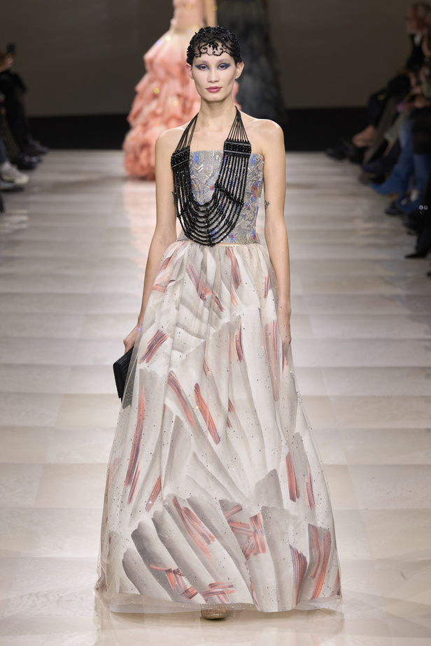 Armani Privè ربيع وصيف 2024 للأزياء الراقية... يتلاعب المصمم الأسطوري بالـكوتور ليوسع معانيه ويكسر دائرة إلهامه لِيخاطب امرأة العالم من الغرب الى الشرق