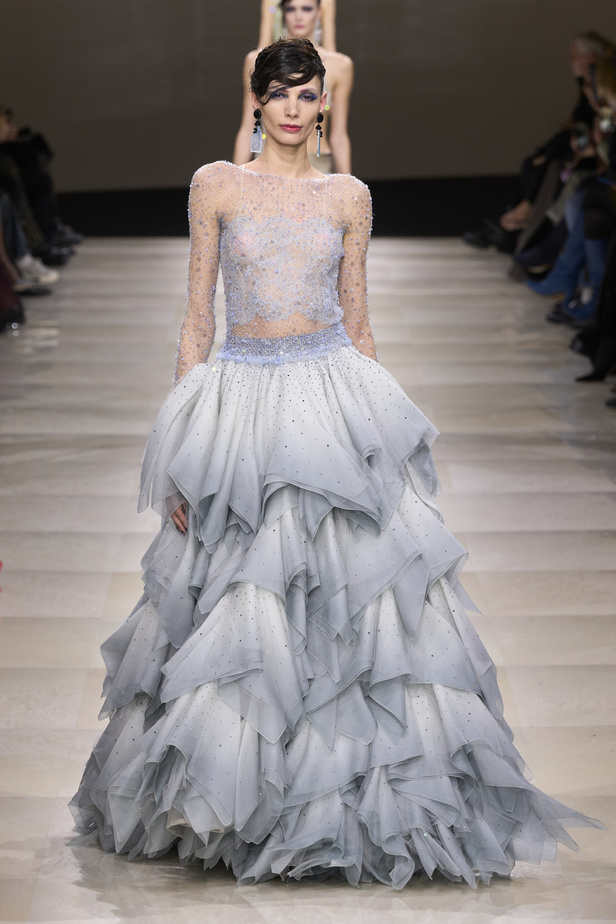 Armani Privè ربيع وصيف 2024 للأزياء الراقية... يتلاعب المصمم الأسطوري بالـكوتور ليوسع معانيه ويكسر دائرة إلهامه لِيخاطب امرأة العالم من الغرب الى الشرق