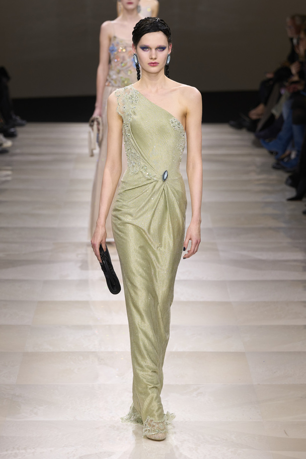 Armani Privè ربيع وصيف 2024 للأزياء الراقية... يتلاعب المصمم الأسطوري بالـكوتور ليوسع معانيه ويكسر دائرة إلهامه لِيخاطب امرأة العالم من الغرب الى الشرق