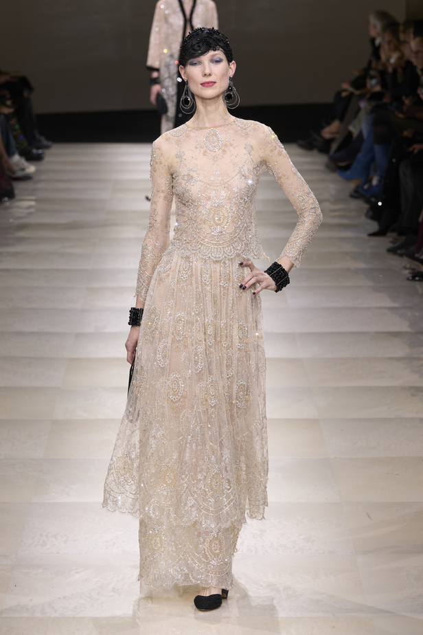 Armani Privè ربيع وصيف 2024 للأزياء الراقية... يتلاعب المصمم الأسطوري بالـكوتور ليوسع معانيه ويكسر دائرة إلهامه لِيخاطب امرأة العالم من الغرب الى الشرق