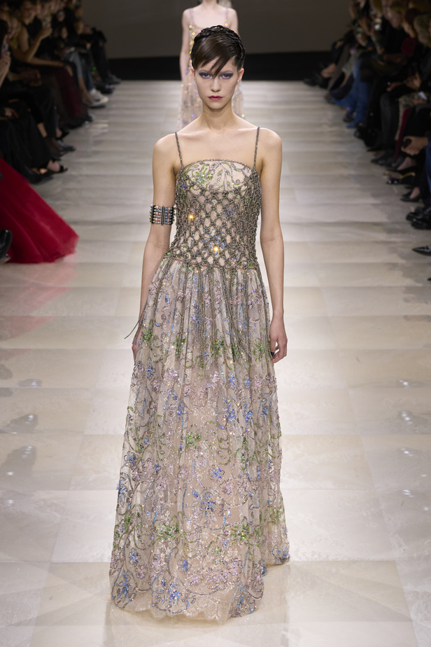 Armani Privè ربيع وصيف 2024 للأزياء الراقية... يتلاعب المصمم الأسطوري بالـكوتور ليوسع معانيه ويكسر دائرة إلهامه لِيخاطب امرأة العالم من الغرب الى الشرق