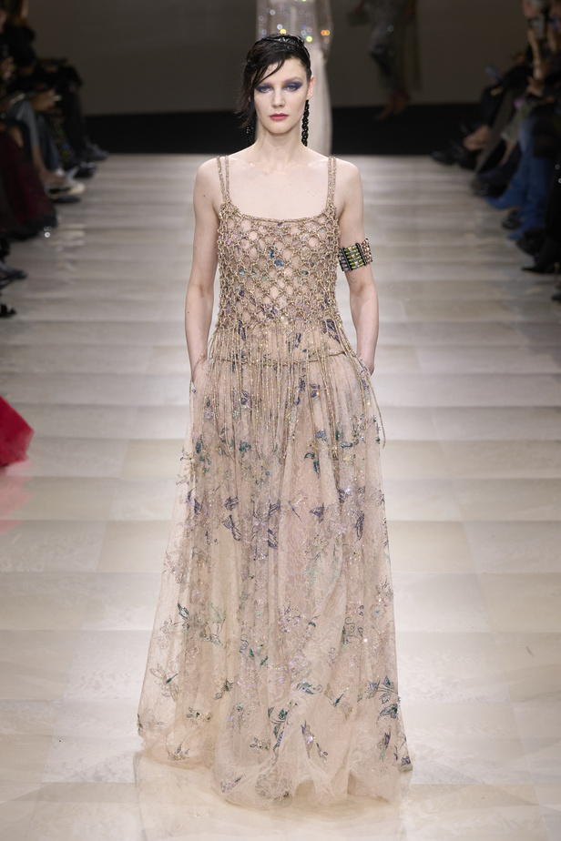 Armani Privè ربيع وصيف 2024 للأزياء الراقية... يتلاعب المصمم الأسطوري بالـكوتور ليوسع معانيه ويكسر دائرة إلهامه لِيخاطب امرأة العالم من الغرب الى الشرق