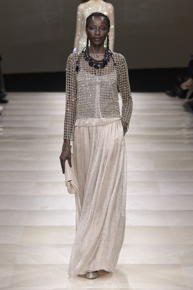 Armani Privè ربيع وصيف 2024 للأزياء الراقية... يتلاعب المصمم الأسطوري بالـكوتور ليوسع معانيه ويكسر دائرة إلهامه لِيخاطب امرأة العالم من الغرب الى الشرق