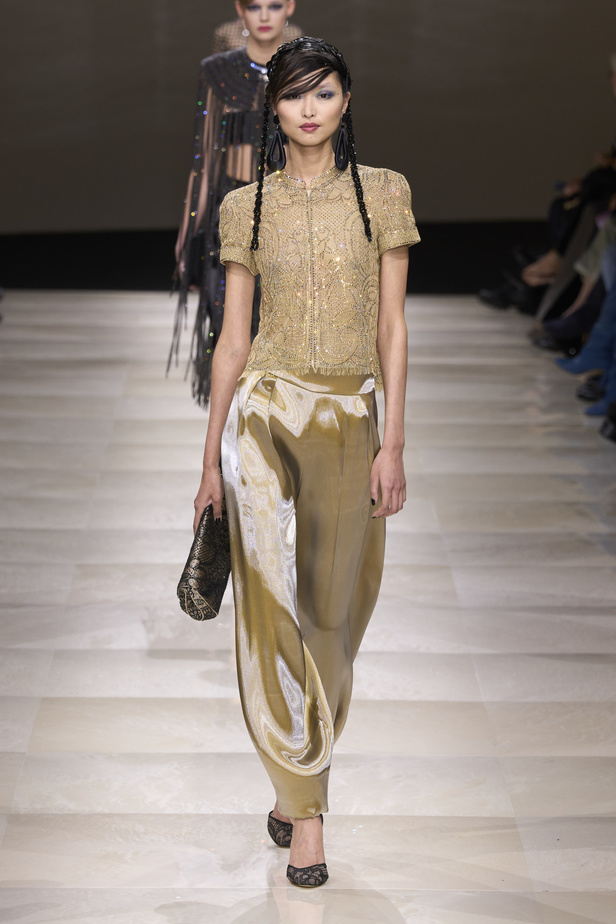 Armani Privè ربيع وصيف 2024 للأزياء الراقية... يتلاعب المصمم الأسطوري بالـكوتور ليوسع معانيه ويكسر دائرة إلهامه لِيخاطب امرأة العالم من الغرب الى الشرق