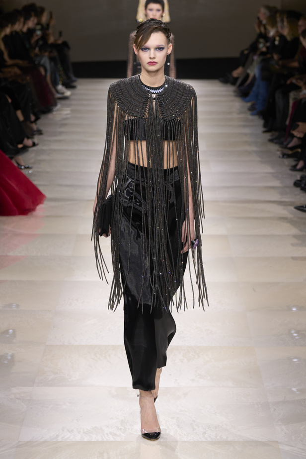 Armani Privè ربيع وصيف 2024 للأزياء الراقية... يتلاعب المصمم الأسطوري بالـكوتور ليوسع معانيه ويكسر دائرة إلهامه لِيخاطب امرأة العالم من الغرب الى الشرق