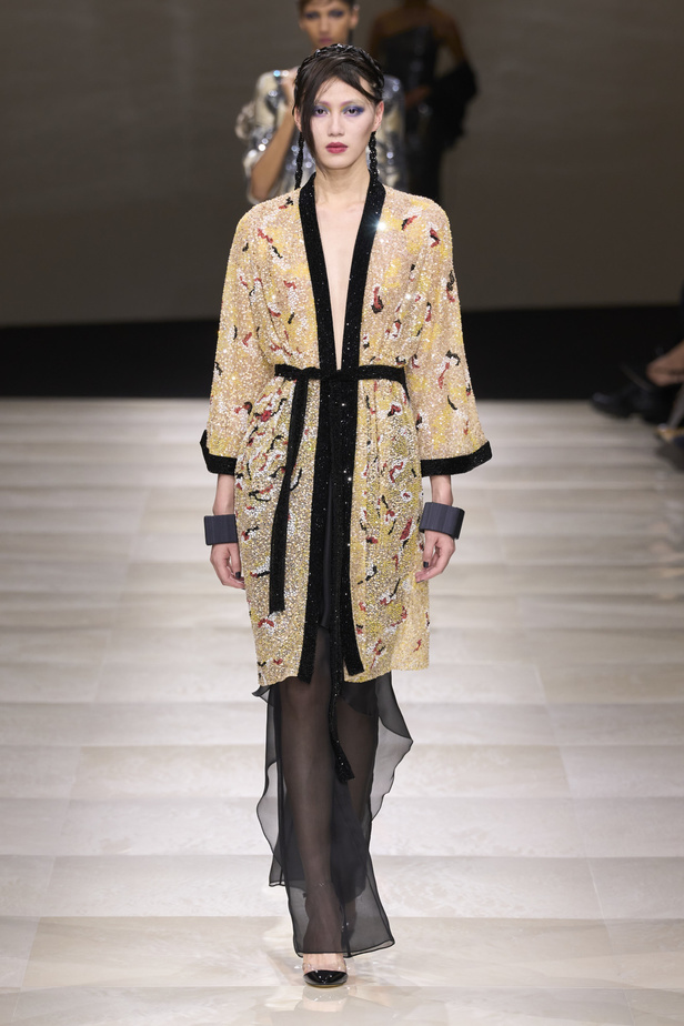 Armani Privè ربيع وصيف 2024 للأزياء الراقية... يتلاعب المصمم الأسطوري بالـكوتور ليوسع معانيه ويكسر دائرة إلهامه لِيخاطب امرأة العالم من الغرب الى الشرق