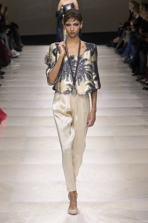 Armani Privè ربيع وصيف 2024 للأزياء الراقية... يتلاعب المصمم الأسطوري بالـكوتور ليوسع معانيه ويكسر دائرة إلهامه لِيخاطب امرأة العالم من الغرب الى الشرق