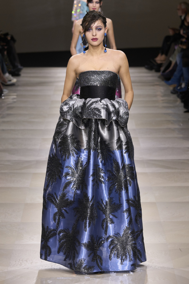 Armani Privè ربيع وصيف 2024 للأزياء الراقية... يتلاعب المصمم الأسطوري بالـكوتور ليوسع معانيه ويكسر دائرة إلهامه لِيخاطب امرأة العالم من الغرب الى الشرق