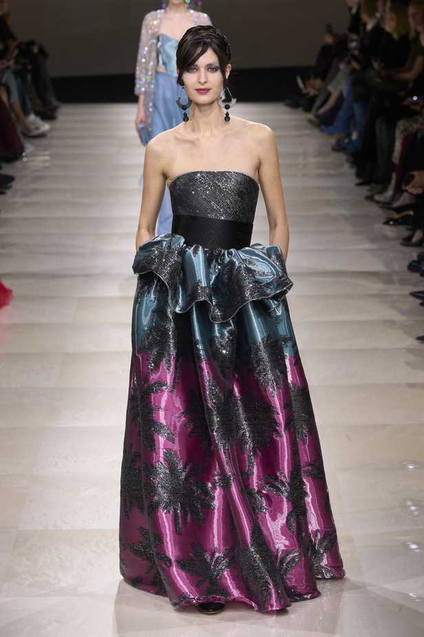 Armani Privè ربيع وصيف 2024 للأزياء الراقية... يتلاعب المصمم الأسطوري بالـكوتور ليوسع معانيه ويكسر دائرة إلهامه لِيخاطب امرأة العالم من الغرب الى الشرق