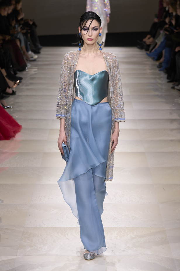 Armani Privè ربيع وصيف 2024 للأزياء الراقية... يتلاعب المصمم الأسطوري بالـكوتور ليوسع معانيه ويكسر دائرة إلهامه لِيخاطب امرأة العالم من الغرب الى الشرق